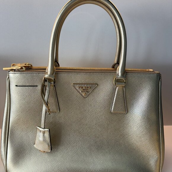 PRADA GALLERIA SAFFIANO LUX ICONIC HANDBAG GOLD - BOUGHT IN ITALY- PRISTINE - Picture 1 of 16